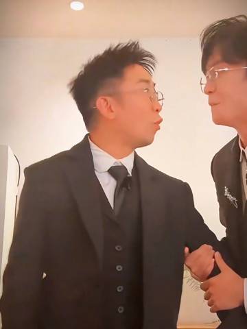 黄子弘凡成了杨迪的官方站哥 看看人家黄子弘凡，不仅工作认真，还懂得娱乐大众，为杨