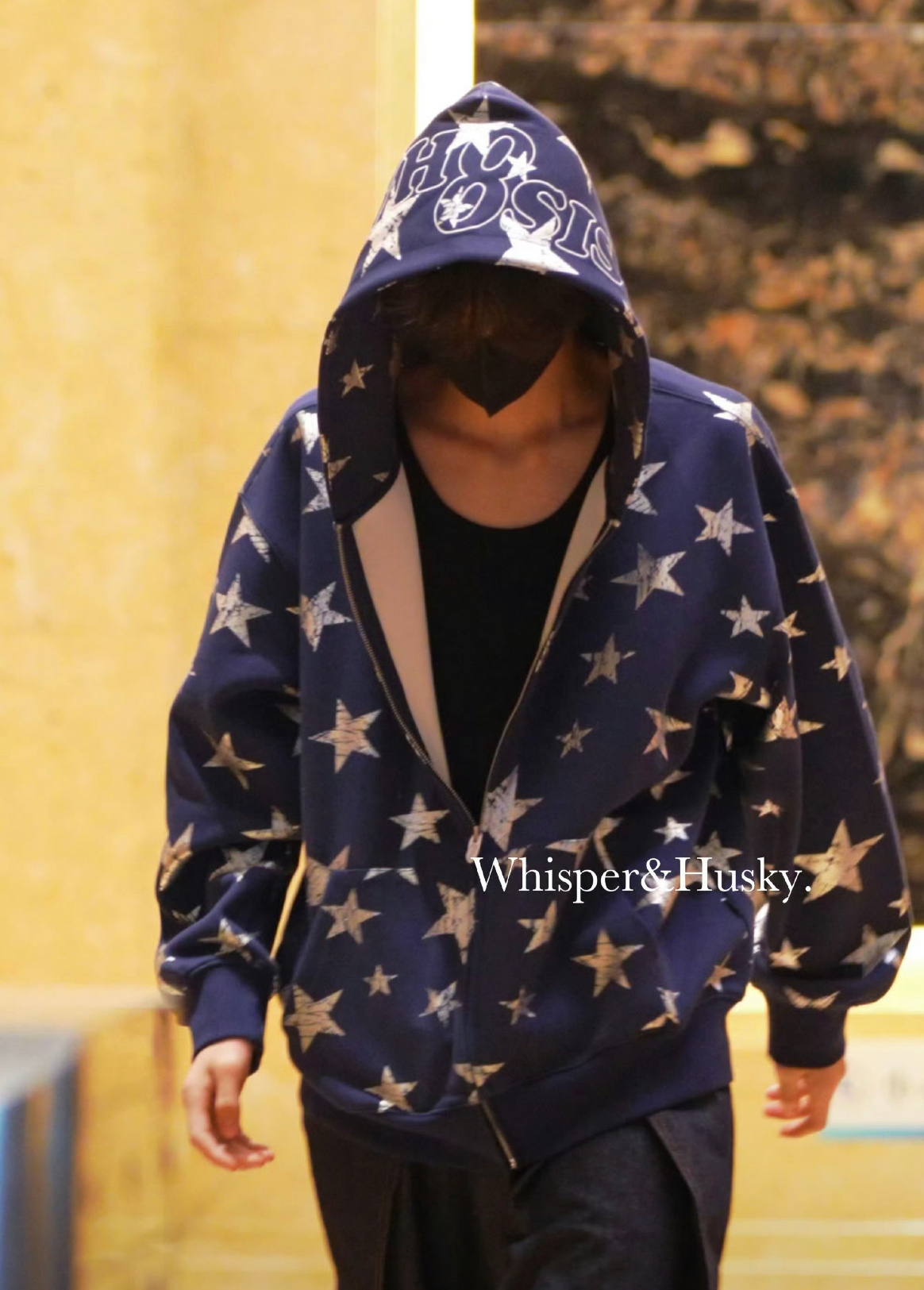 这人就是故意的吧，最近每次穿连帽衫都要把拉链拉下来展示自己的锁骨，李煜东你这是在