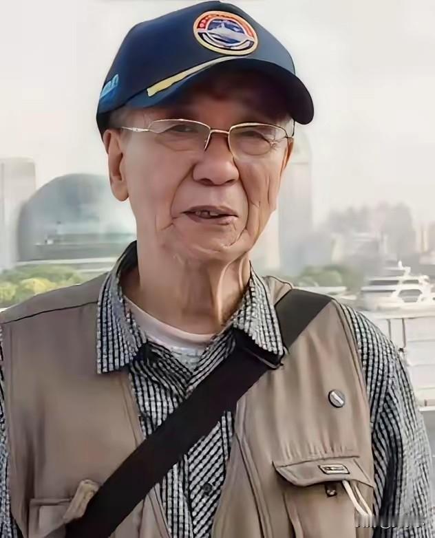 “眼泪止不住了！”沂蒙山舰停靠上海，91岁海军老兵没有参观资格，拿着1953年的