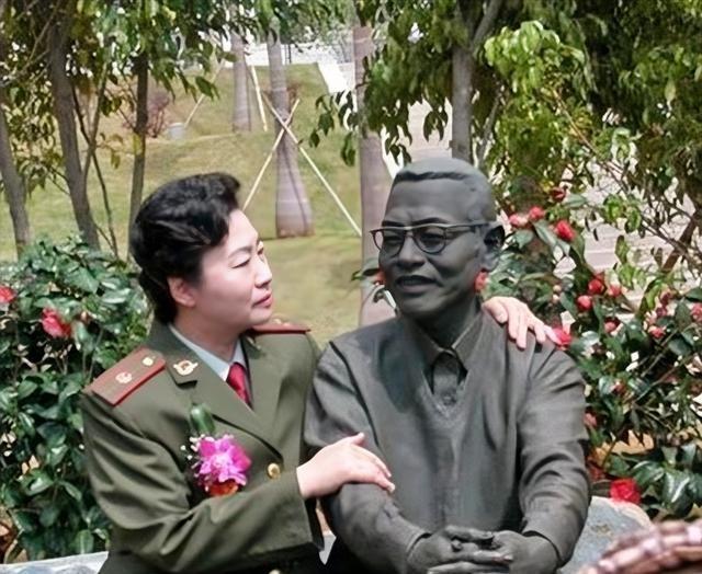 2016年，中国伟大的数学家陈景润逝世30周年，妻子由昆拥抱陈景润雕像，爱之深，
