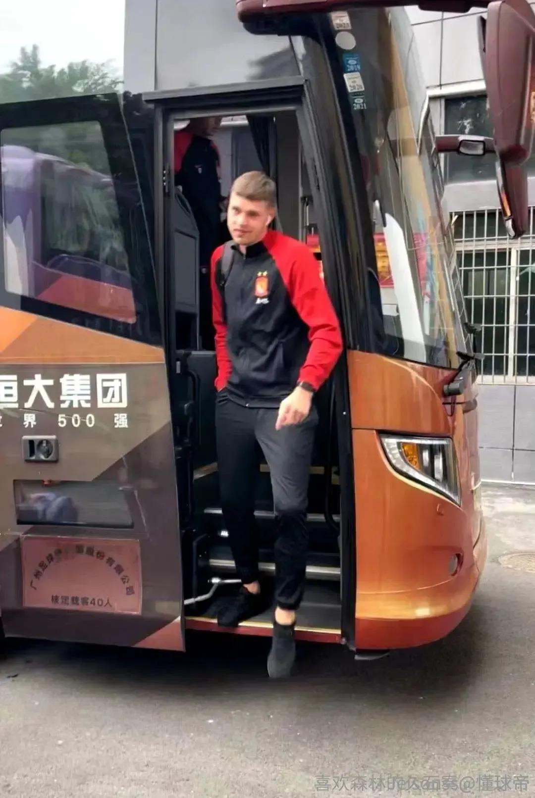 广州队新外援萨道斯卡斯实力不错啊！这名立陶宛中后卫身高193，现年27岁，曾经踢