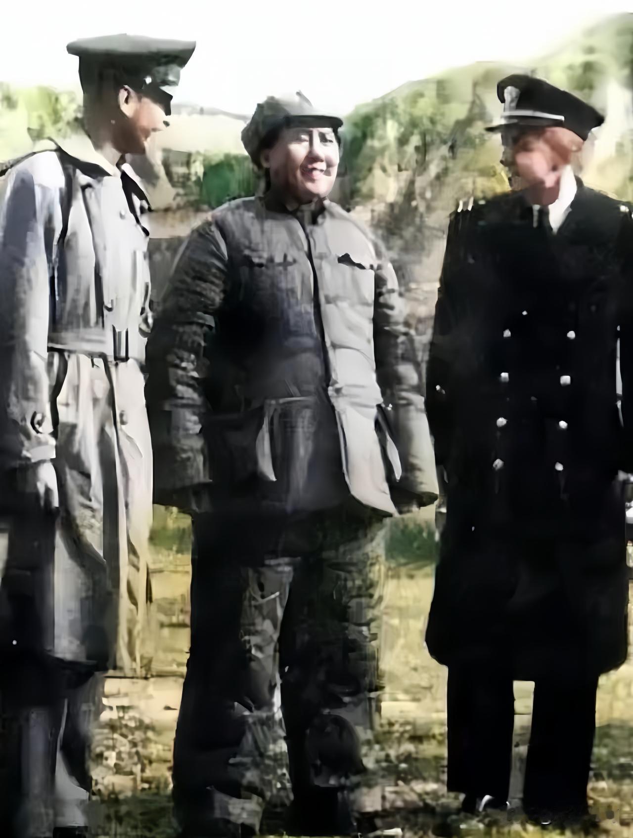 🍁粗衣布衫难掩万丈雄心
 这是1944年毛主席在延安与美方观察组成员的合影。美
