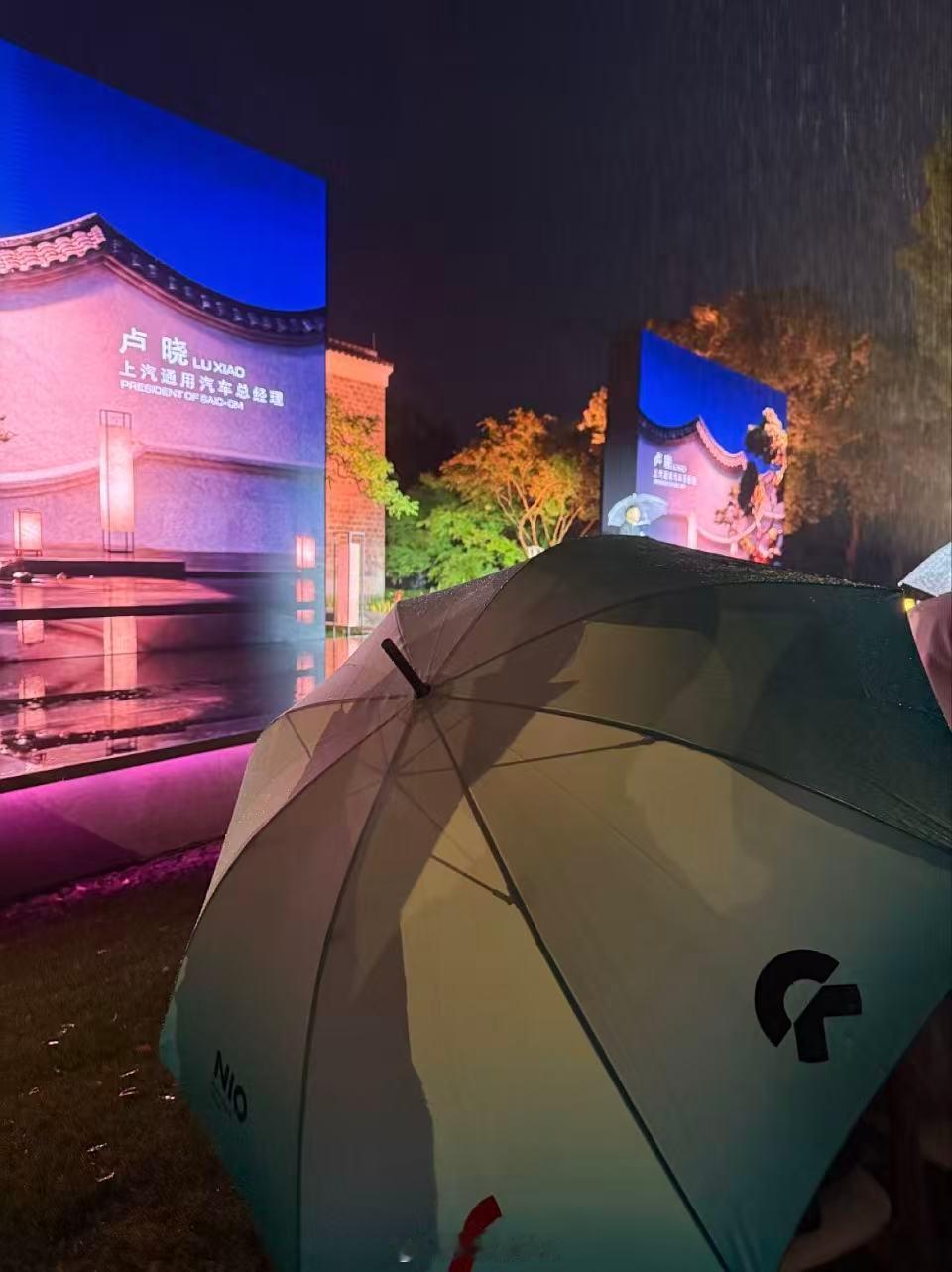 别克世纪的价格：四座：69.99万元六座：53.99万元现场有一个蔚来的伞，伞下