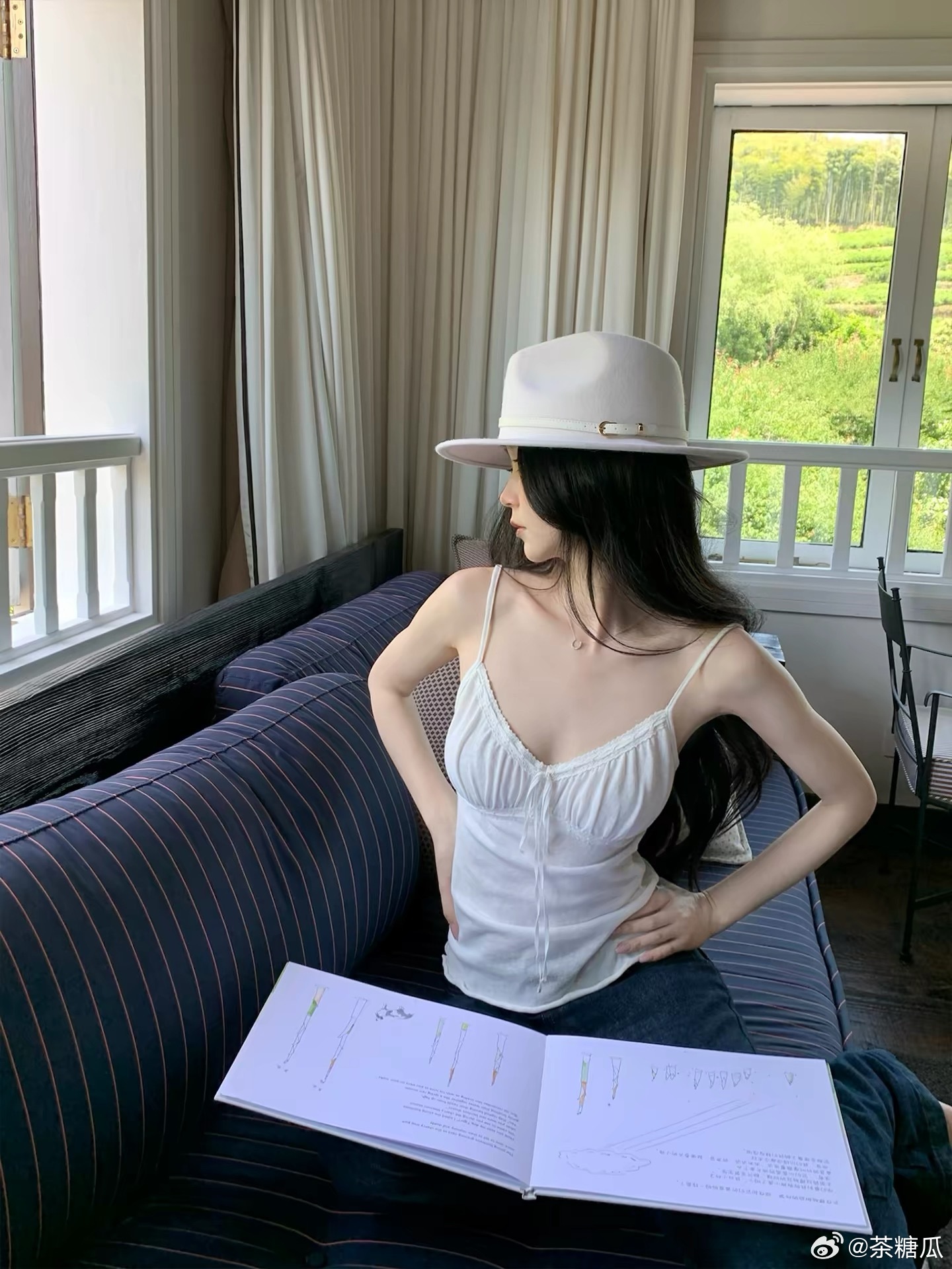 我去年买的这件吊带特别特别好看很纯欲大概就是图片风格（我比模特壮一点也显瘦不是死