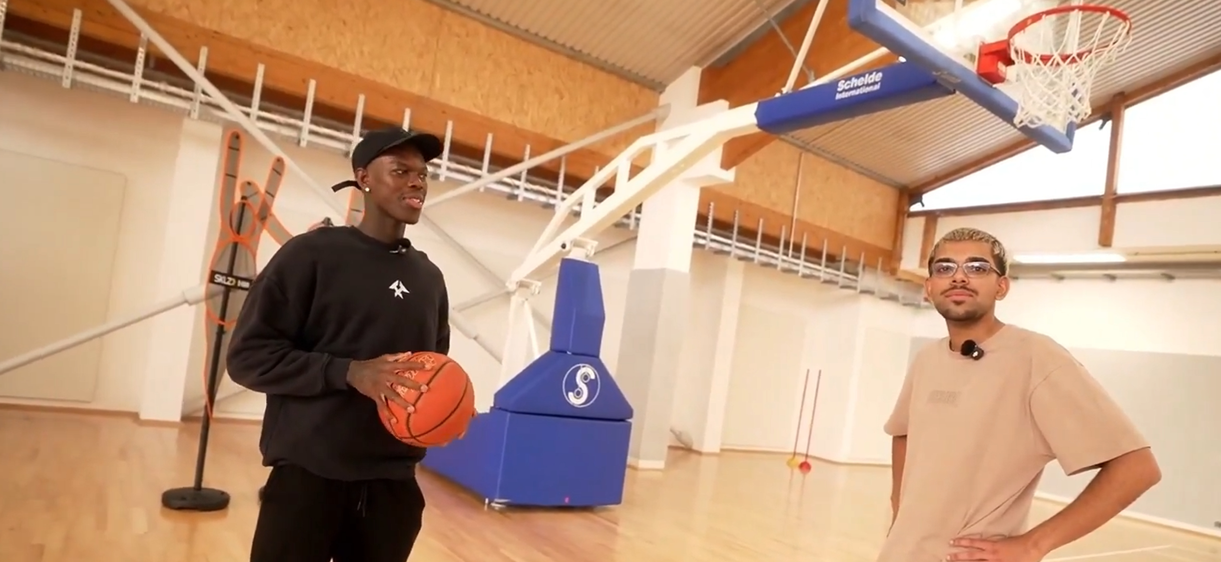 施罗德透露，他在场上和场下最有默契的队友是前NBA球员迈克·穆斯卡拉。如今，穆斯