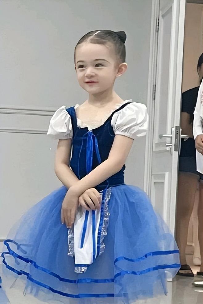 樊少皇女儿这颜值简直是“萌力暴击”！圆溜溜的大眼睛仿佛藏着星辰大海，小巧的鼻子、