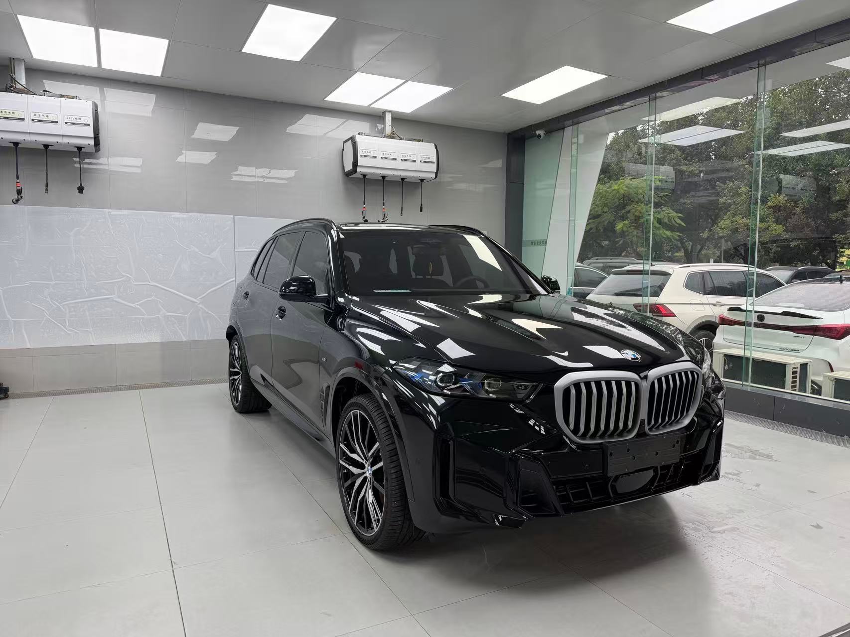 这台车，是云南玉溪网友的年前刚买的 25 款 宝马 X5 尊享额外选装了一些东西