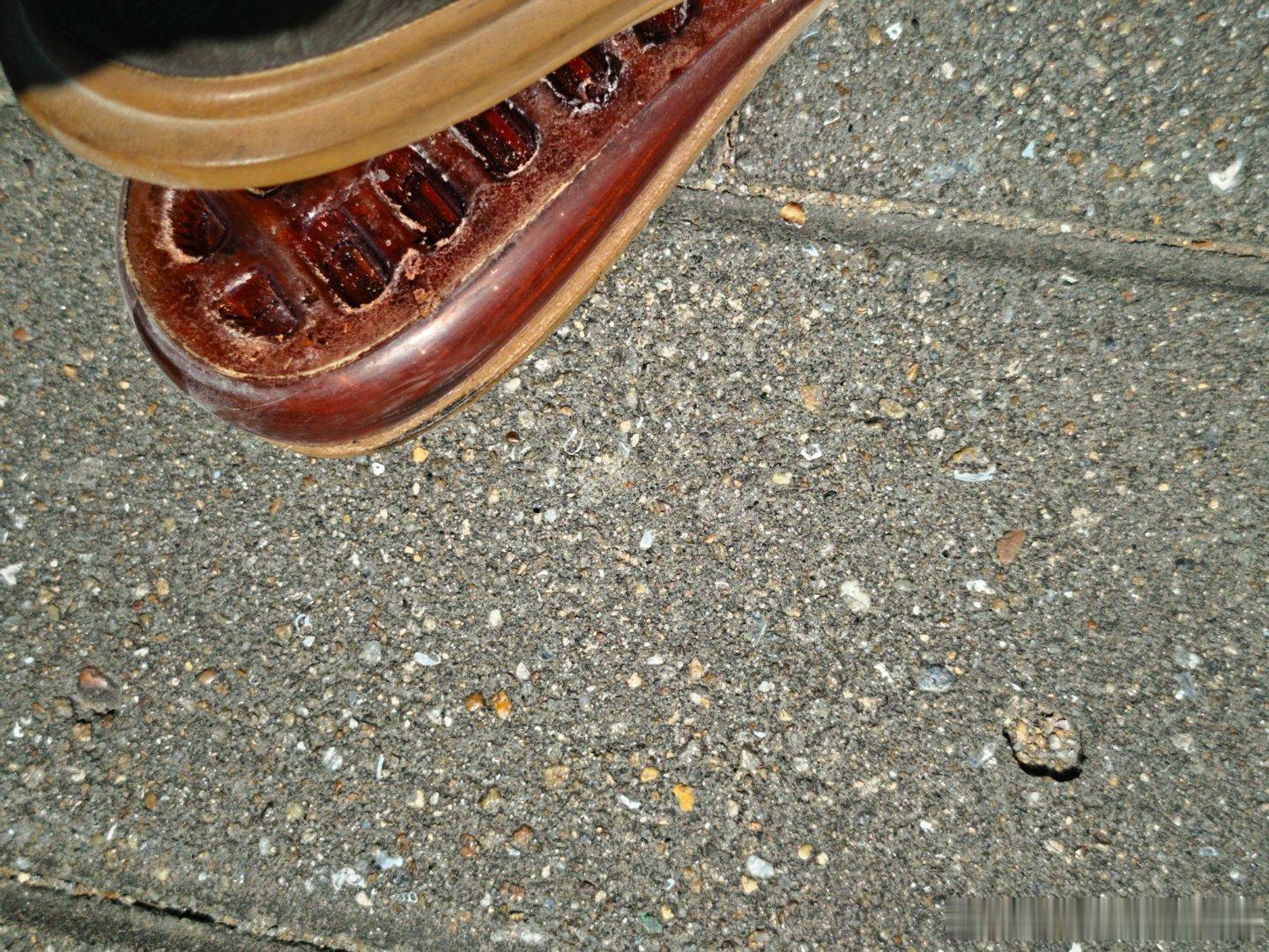 两只鞋子，脚跟都断飞了在路中爆晒这寓意这什么…… 