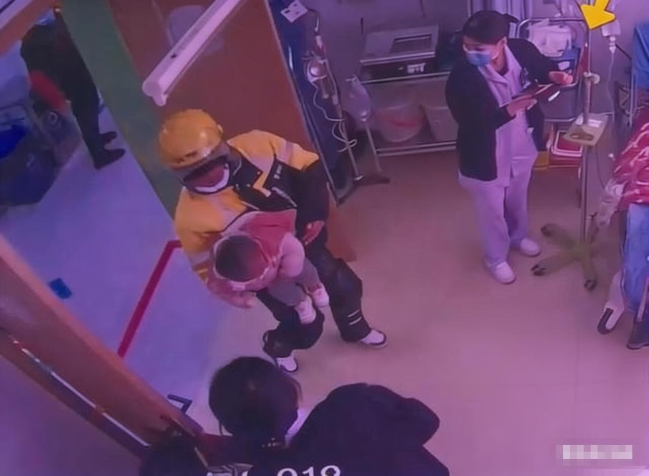 作为一个西安的宝妈，刷到美团骑手侯海富救卡喉幼童的新闻，心里满是温暖和感动。
