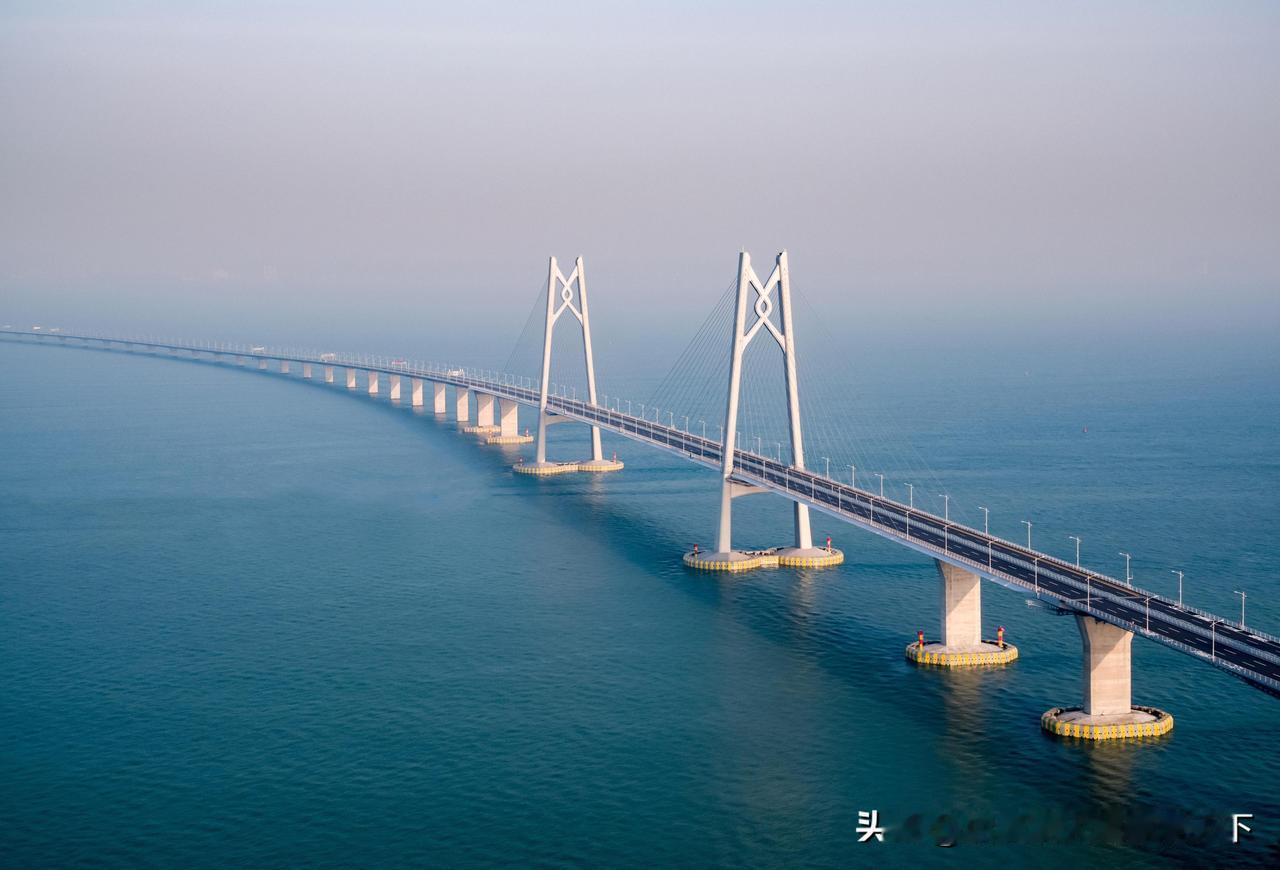 为何美国难现“中国式十大工程”？三大结构性困境揭秘

当中国的港珠澳大桥如巨龙般