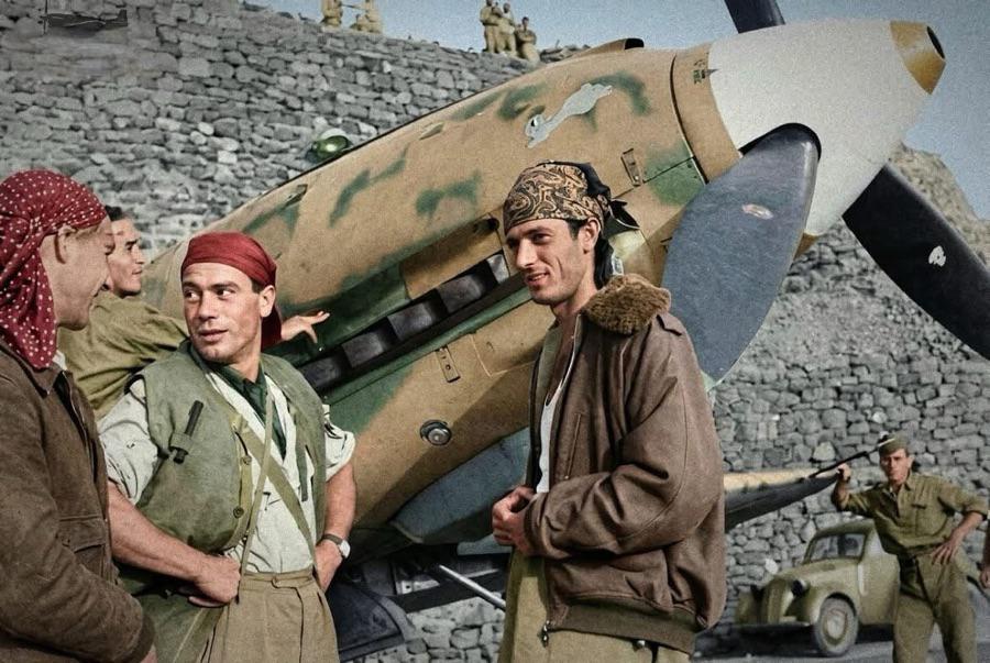 谁能想到这是二战北非战场上的意大利M.C.202战斗机飞行员？不知道的还以为是1