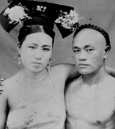 辟谣：洋人为牟利刻意摆拍的百年老照片，本是寻常满族夫妻，硬生生被造谣成风尘女子与