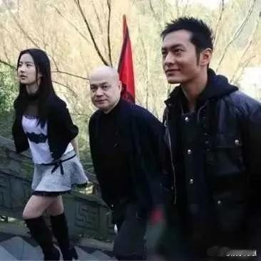 刘亦菲和黄晓明陪着的这位是谁啊，居然可以在中间并排走 ​​​