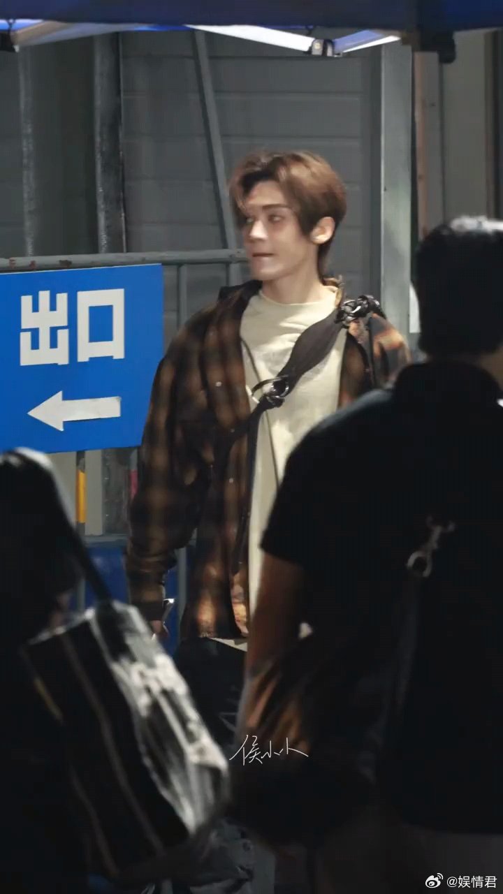 侯明昊完全欧巴来的侯明昊下班男大放学天赐的声音录制结束，格子衫斜挎包侯明昊完全欧