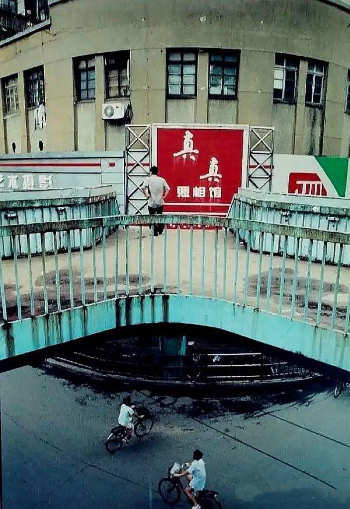 一组南昌过街天桥老照片。
天桥建于1985年，2001年拆除，老照片是2000年