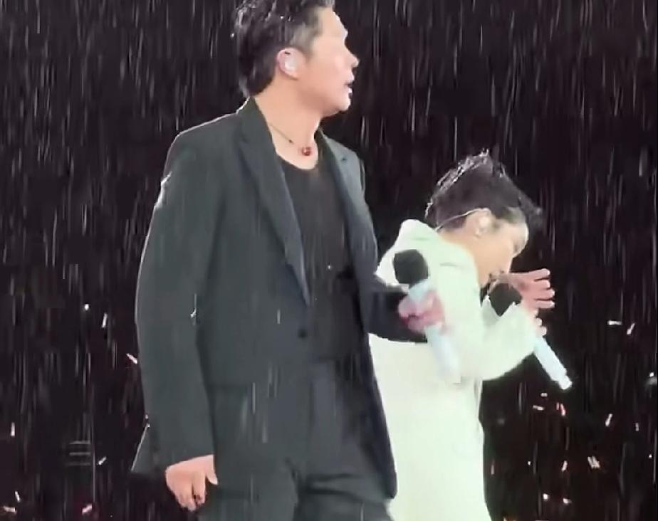 凤凰传奇厦门演唱会遇到大雨，两人不顾大雨扔掉雨伞，和台下粉丝一起淋雨演唱，不枉粉
