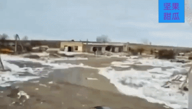 西部集群的特种兵放飞无人机，发现乌军把一辆BTR-80放到了民众的仓库里，为防止