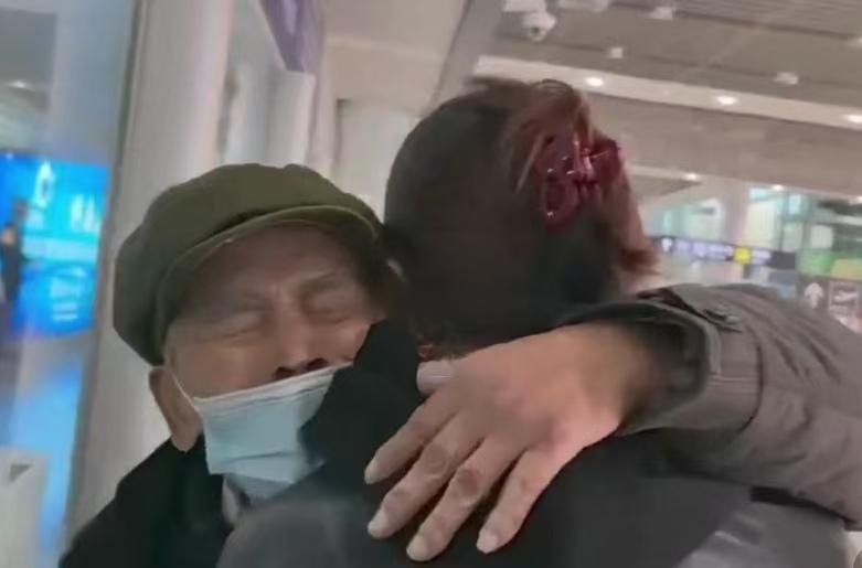 时光到底带走了什么，又留下了什么？爷爷的背一年比一年弯，孙女的个头一年比一年高。