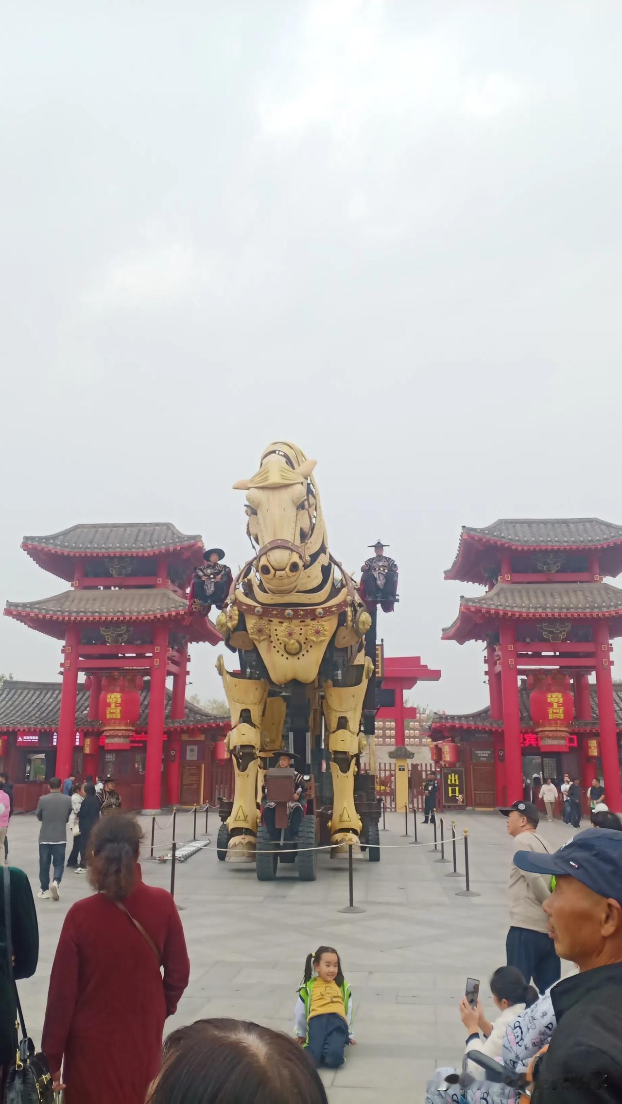 开封大神兽见过这么大的马🐴没有 ，今天来到清明上河园这边玩，刚好有演出。第一次