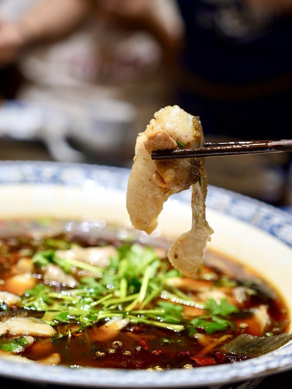 内江采风，寻味资中！晚上一桌地道乡土菜，藏着内江的烟火滋味。山椒兔肉鲜香入味，肥