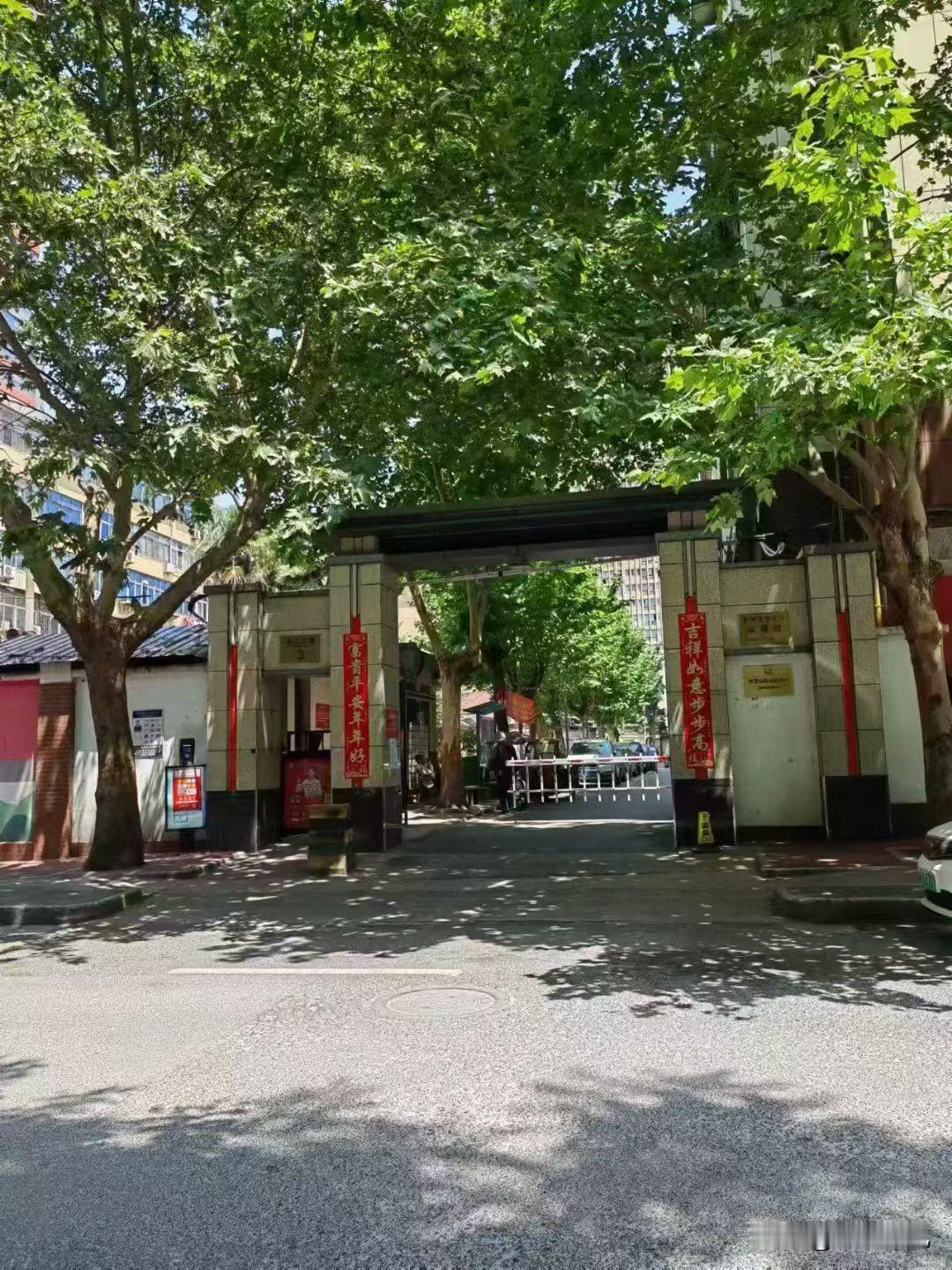 不要喝饮料。不要喝饮料，可儿子总是饮料瓶不离手。说了不听，我行我素，真是哪她没办