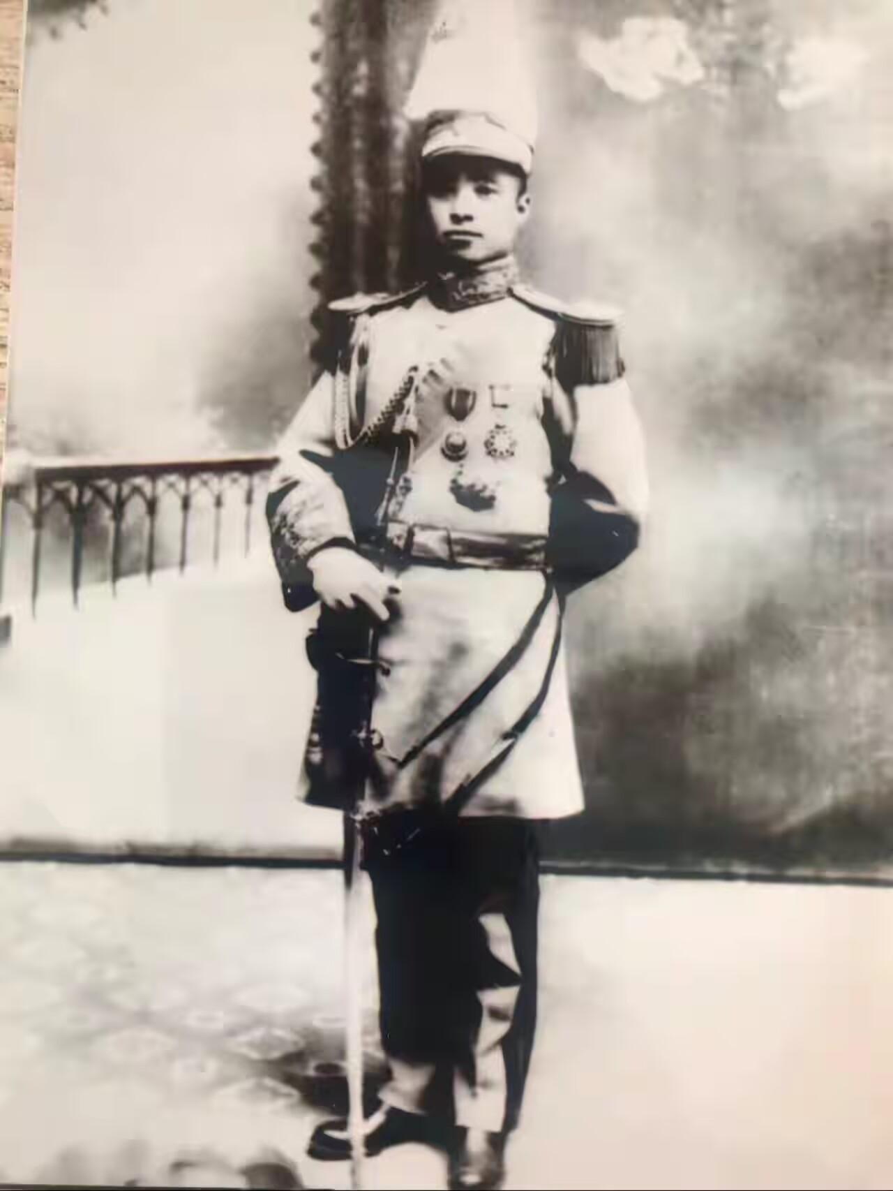 1938年，王靖国，陈长捷二人临阵脱逃，使得隰县顿成孤城，有人劝张培梅退出县城，