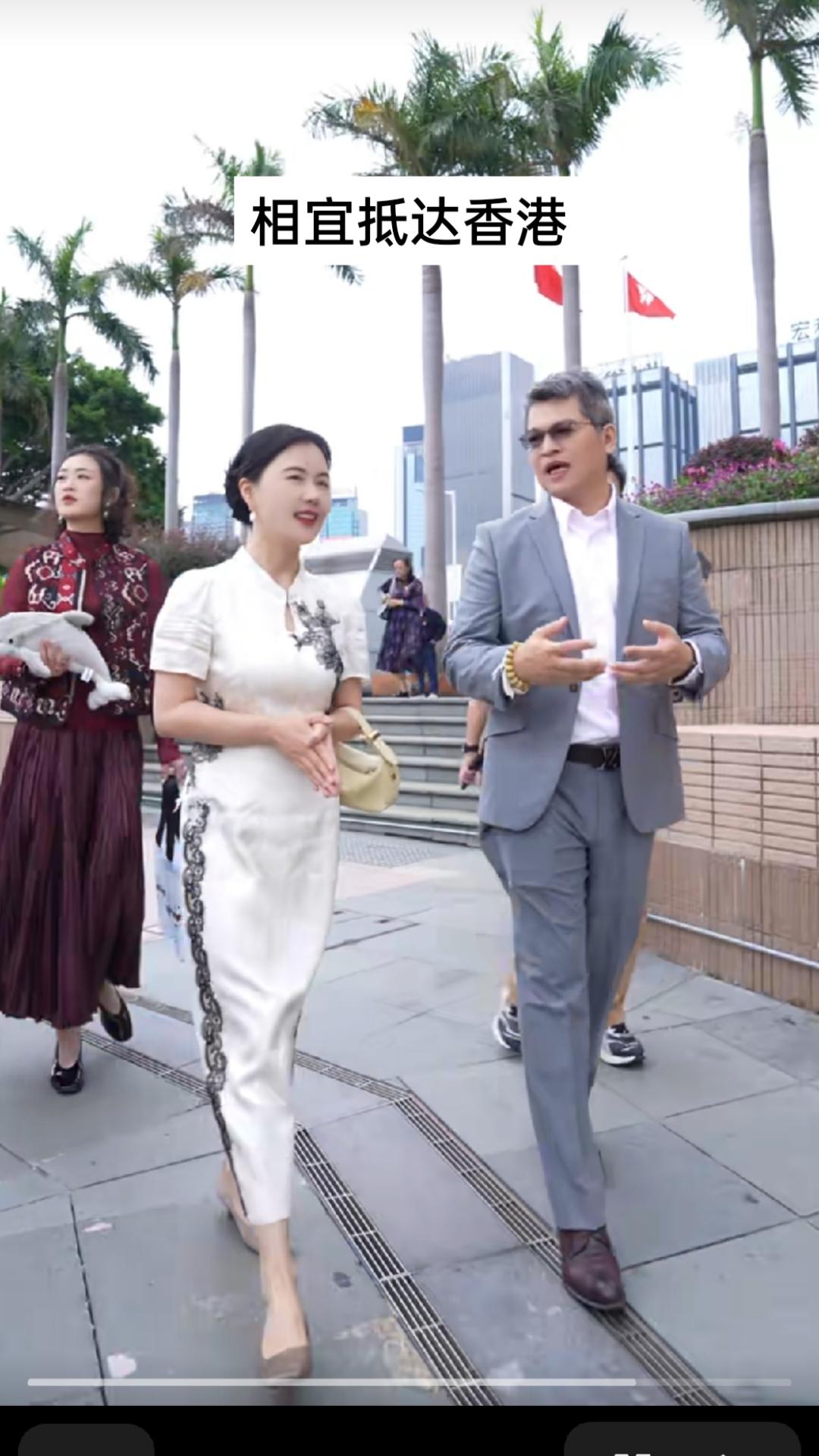      香江潮起迎嘉客，雅韵风姿入港城。相宜抵达香港，首站便至紫荆花广场，身着