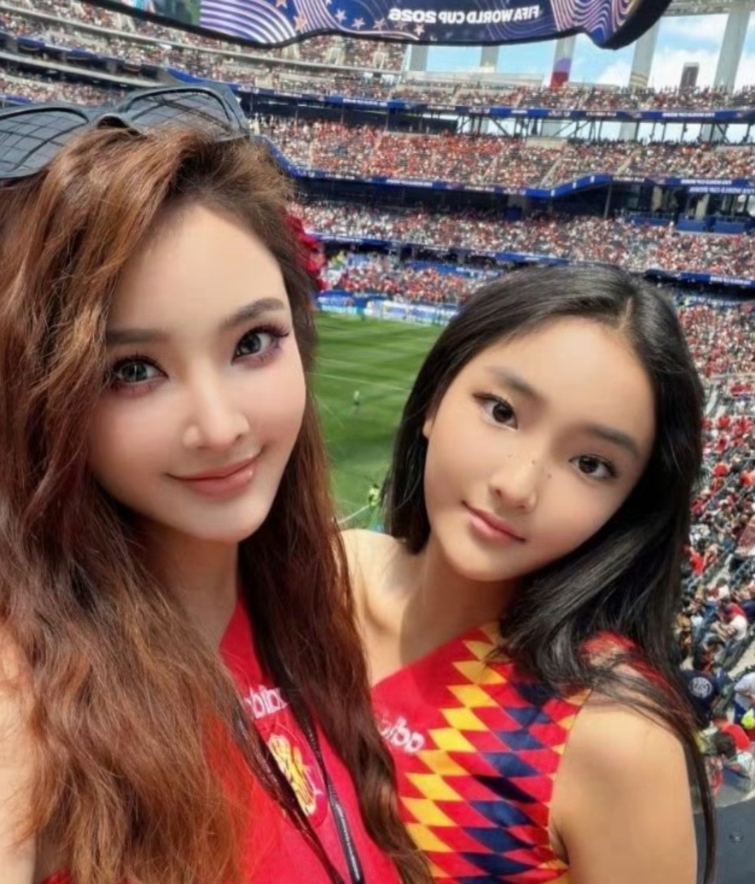 刘雨欣和女儿去看世界杯，母女俩好像！女儿和刘雨欣明玉格格时期简直一模一样。 