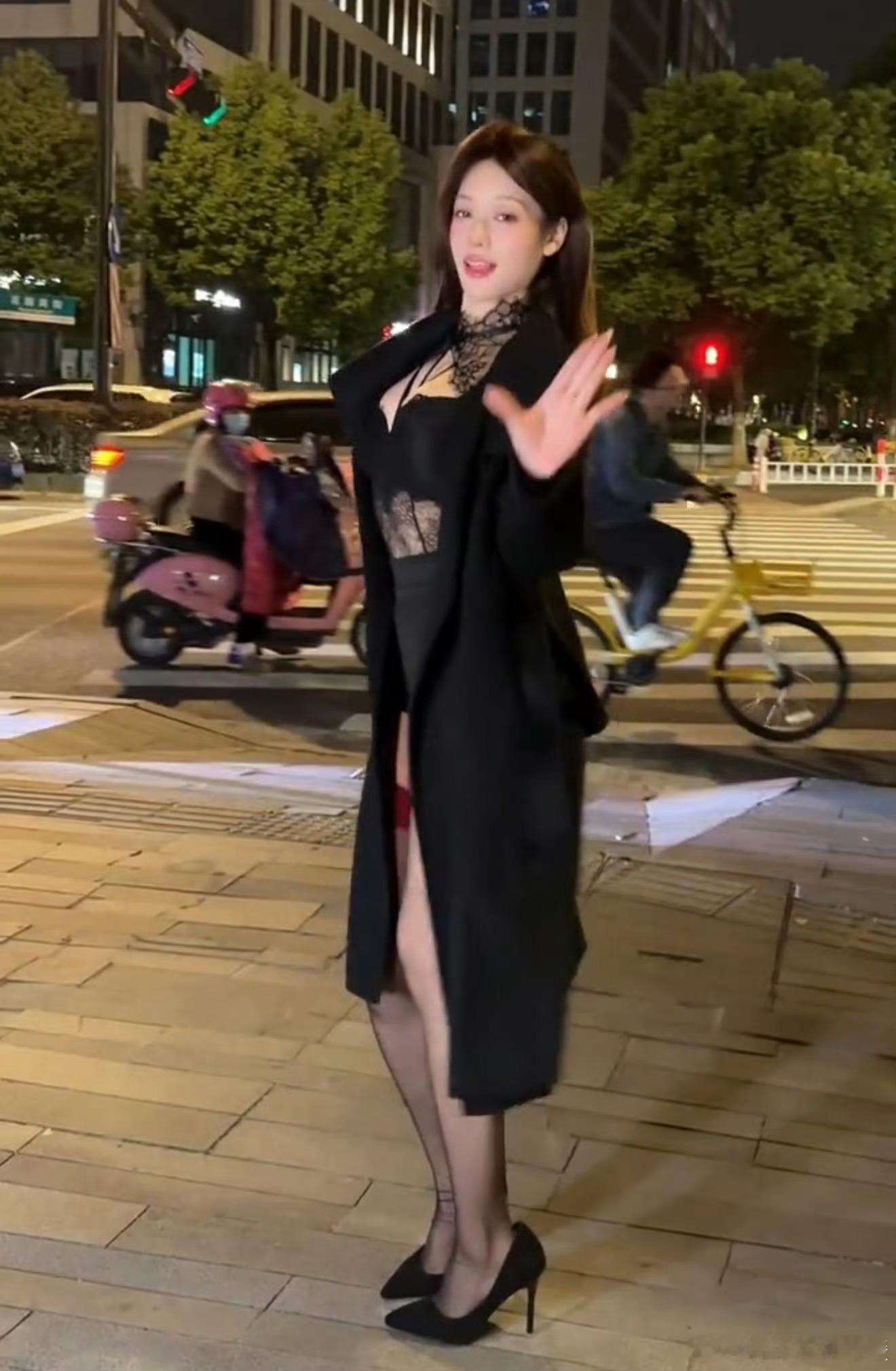吴柳芳强忍泪水回应管晨辰 越扒越正，好看，心善，爱看，必关注。网络判官太多了，荣