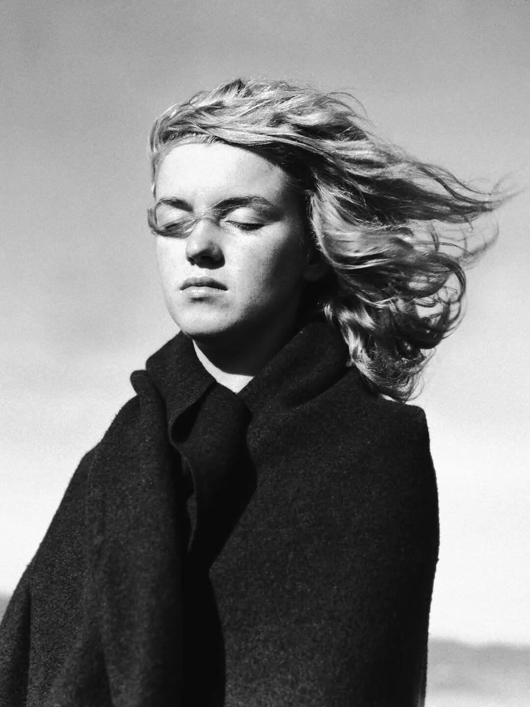 1946年摄影师 Andrede Dienes在加州马里布海滩拍下的20岁的梦露