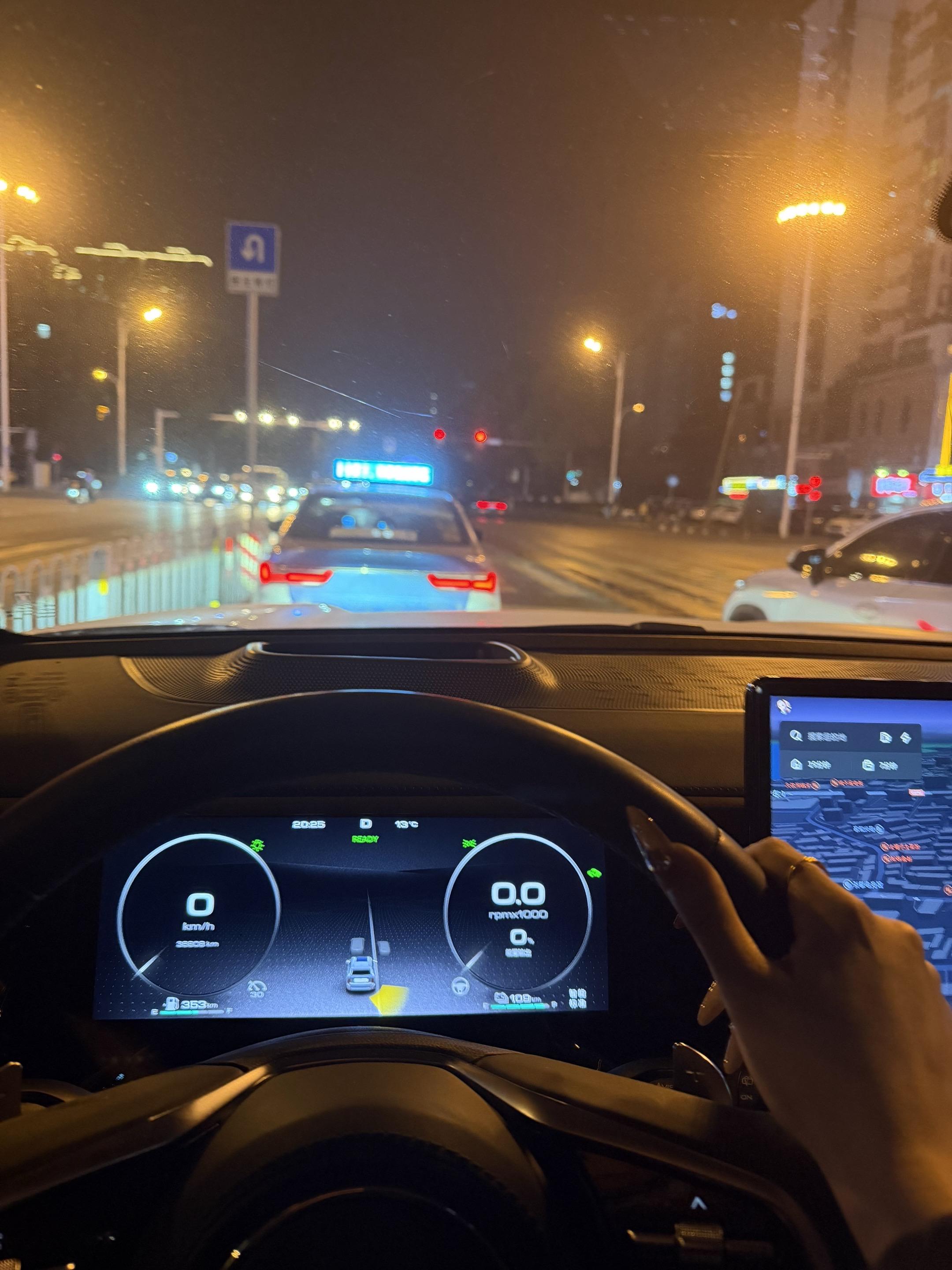 17岁的我站在公交站台 羡慕会开车的女人 30岁的我开着车看着路边的小...