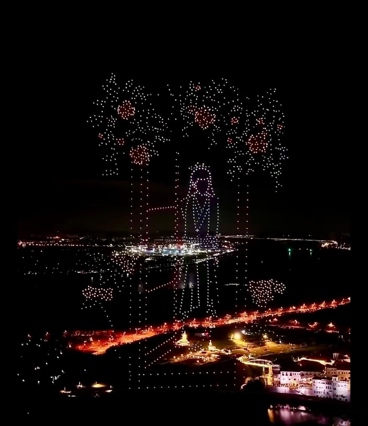 梦回2023年的夏天！咖妃今晚用1717架无人机为代言人邓为带来主题光影秀，7月