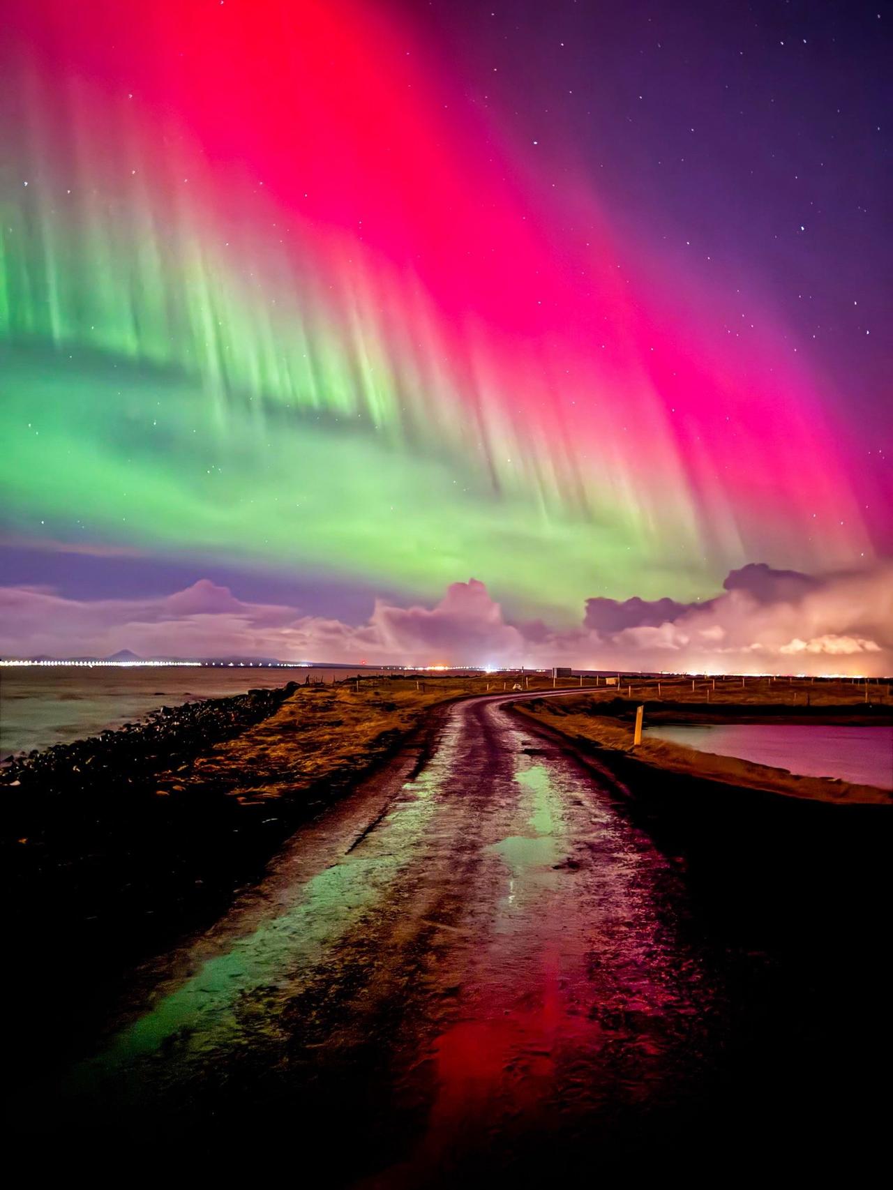 本周史诗般的太阳风暴，值得等待20多年才能见证的北极光环💫
📸：冰岛凯夫拉维