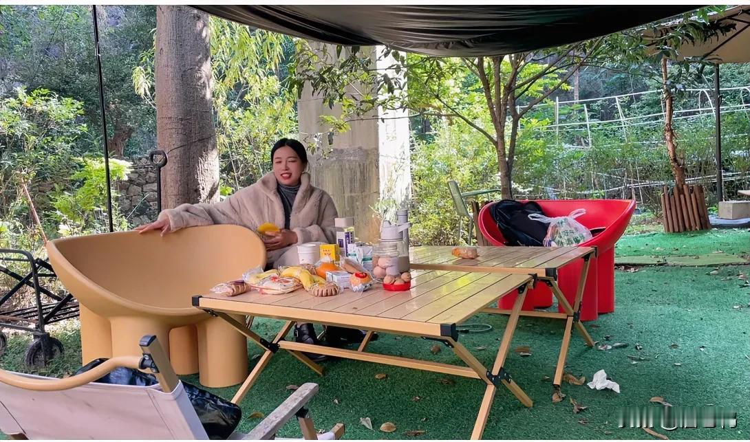 远嫁的我，没有亲戚朋友，每天一个人独处的时间比较多，想出来走走都找不到一个同伴，