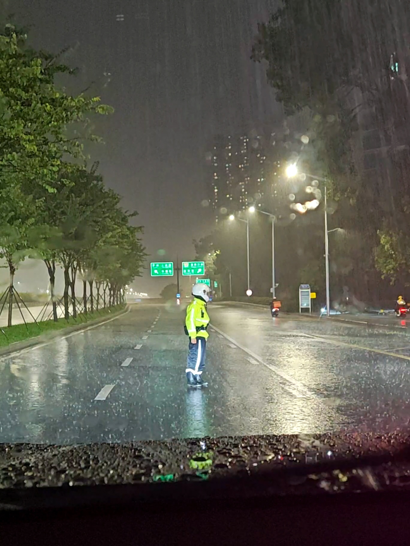 两周了，几乎每天都不停地下，堵得不行，站雨里指挥疏导太不容易了，必须敬礼！深圳好