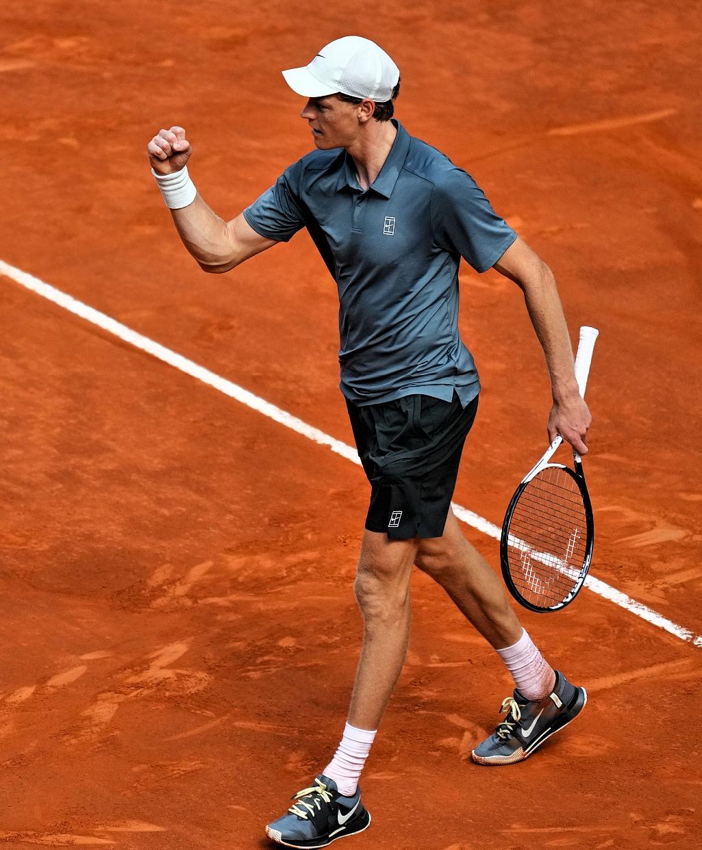 辛纳2-0（6-4，6-4）击败鲁德，罗马夺冠！
六大纪录集于一身：
集齐“金大