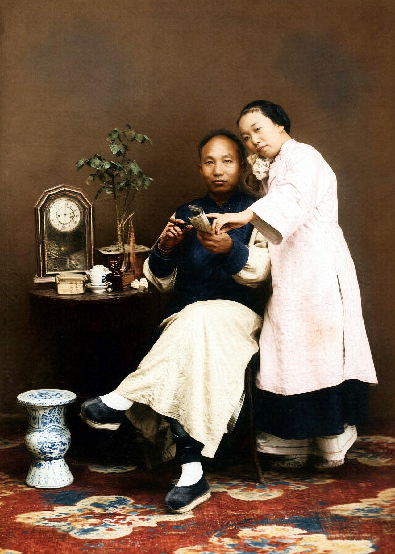 难得看到一幅清代夫妻“共读西厢”的真实影像：丈夫翘着二郎腿坐在茶几旁边，手里捧着