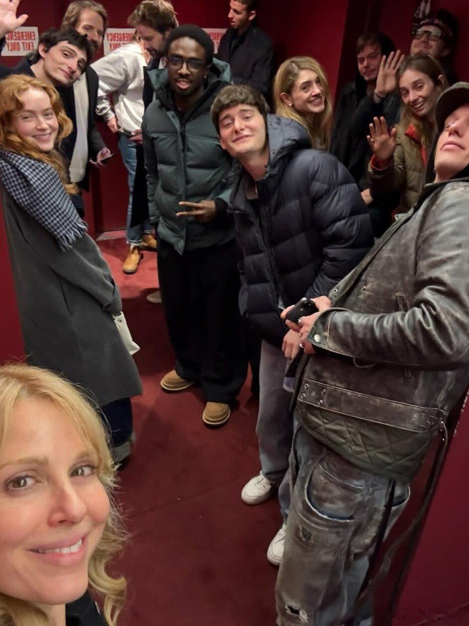 《怪奇物语》霍金斯小队在影院观看最后一集的合照，正式结束了！怪奇物语第五季怪奇物