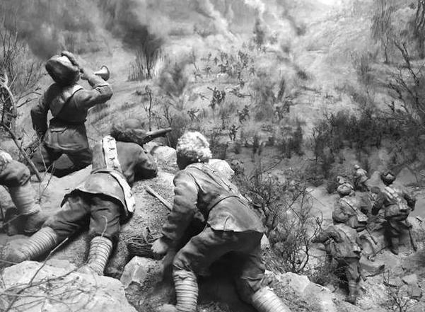 1953年冬，东北林场民兵抓获一个偷伐国营木材的老头，审讯时发现他左腿裤管里缠着