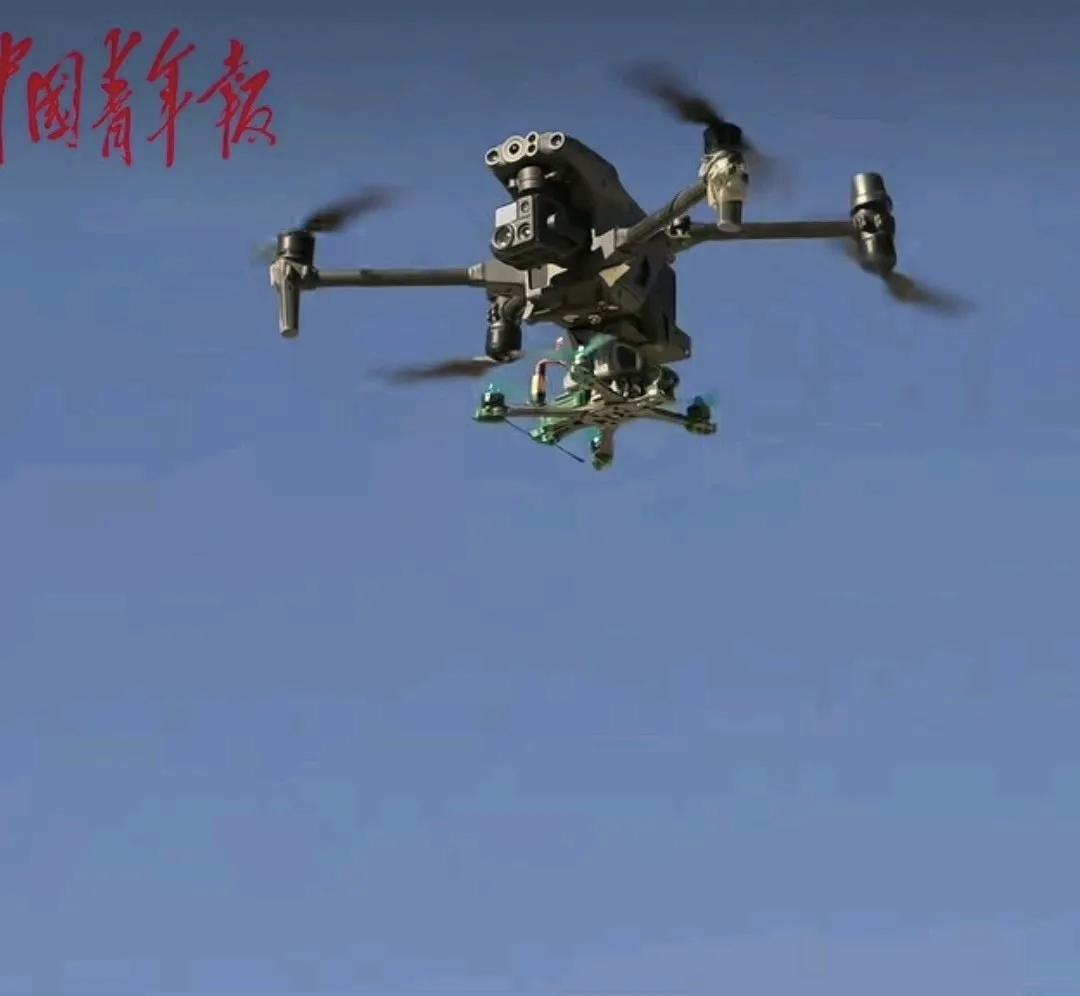1月30日，据中国🇨🇳青年报报道，解放军子母无人机公开亮相，重塑以班组作战新