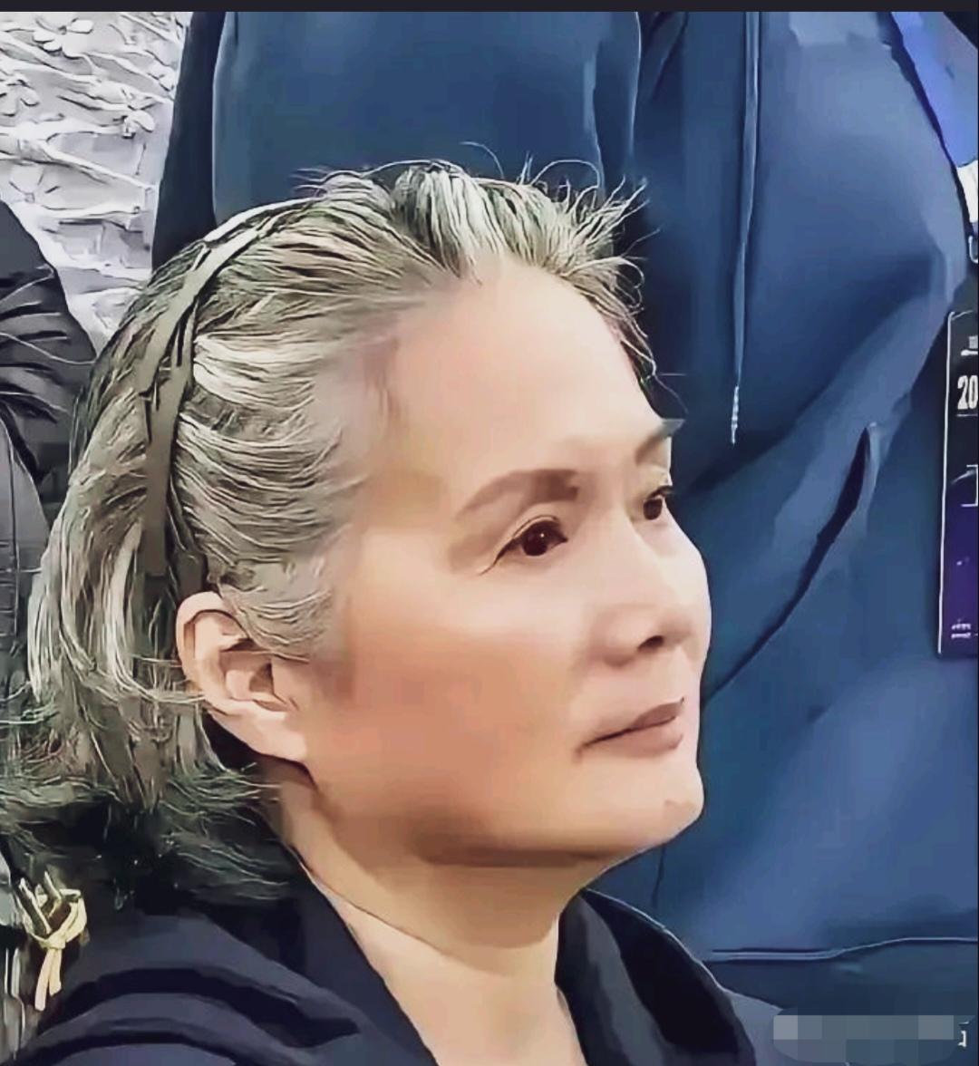 老戏骨吴冕，不刻意遮掩白发，自然舒展的状态下依然优雅！