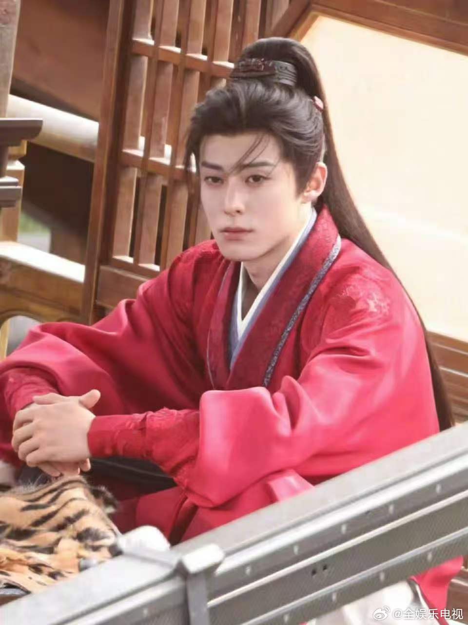 王鹤棣将门独后红衣高马尾造型王鹤棣谢景行红衣高马尾路透 王鹤棣《将门独后》谢景行