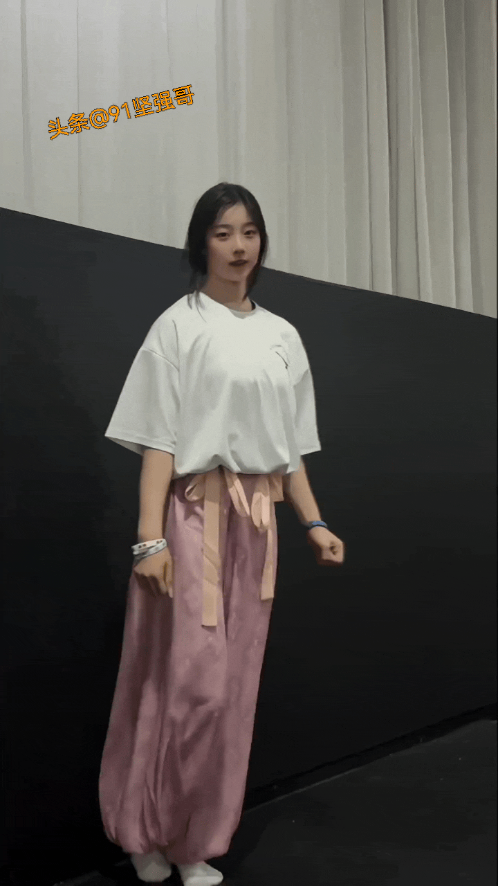 感觉你翻跟斗的样子好看点！