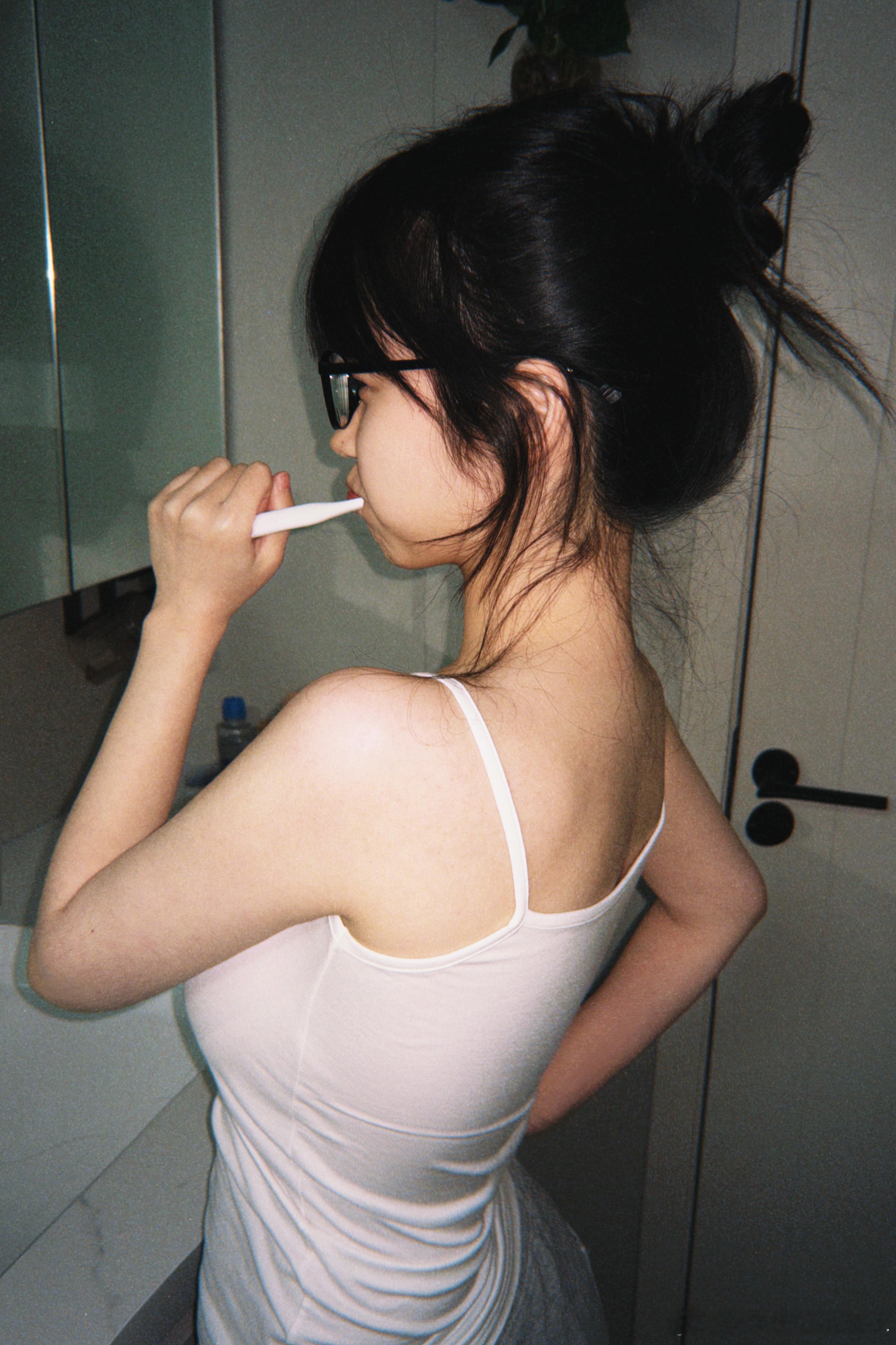 看似松弛拍完立马裹上棉睡衣 