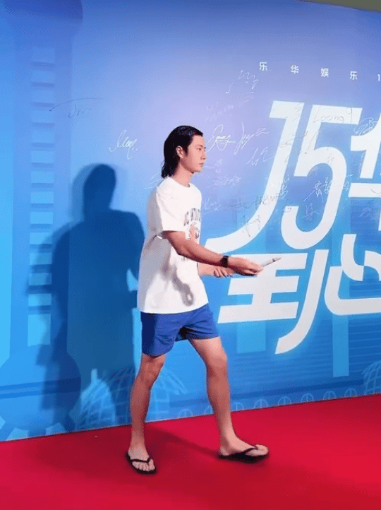王一博这个造型，引发了热议。所以，这造型到底是超绝的松弛感，还是单纯的难看呢？ 