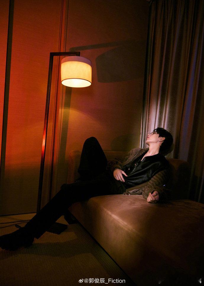 这居然是郭俊辰这居然是郭俊辰，每一张图片都好欲啊，这个魅惑感绝了 ​​​