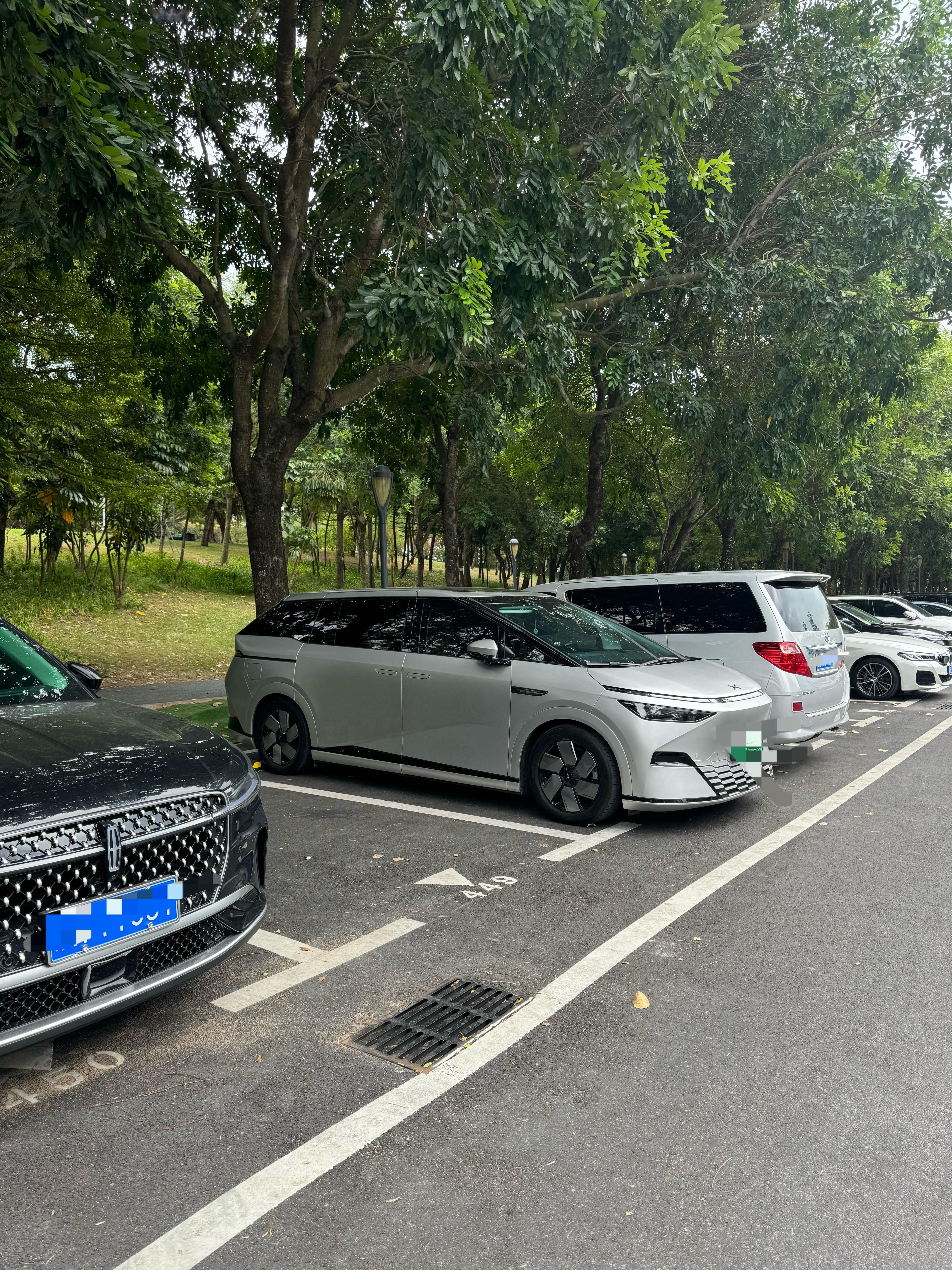 小鹏 X9 现在覆盖率越来越高。下午同个时间段在深圳湾公园看到了三台 X9。