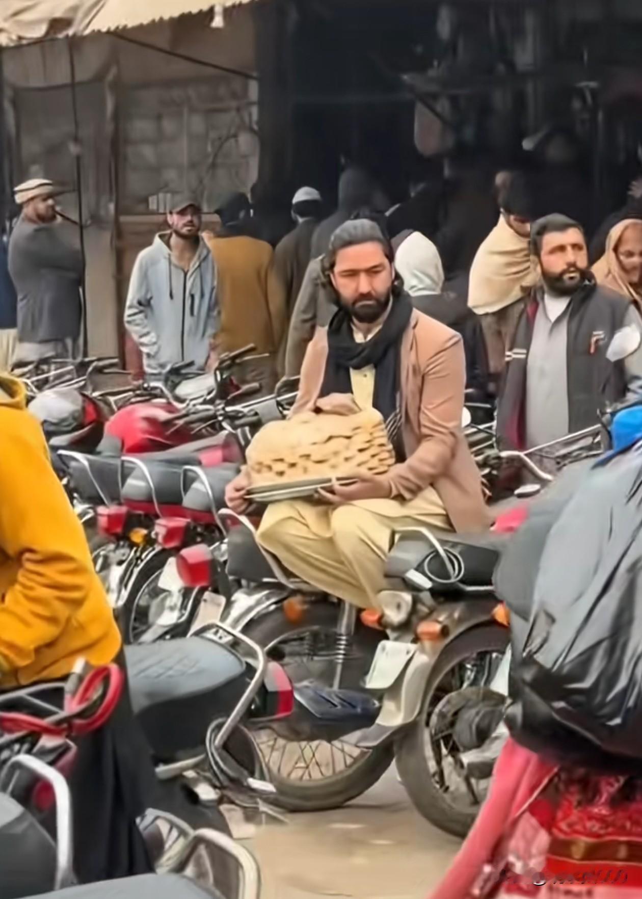 巴基斯坦“最帅饼干哥”走红：不靠精致滤镜，他凭一身“超然气质”征服了百万网友
