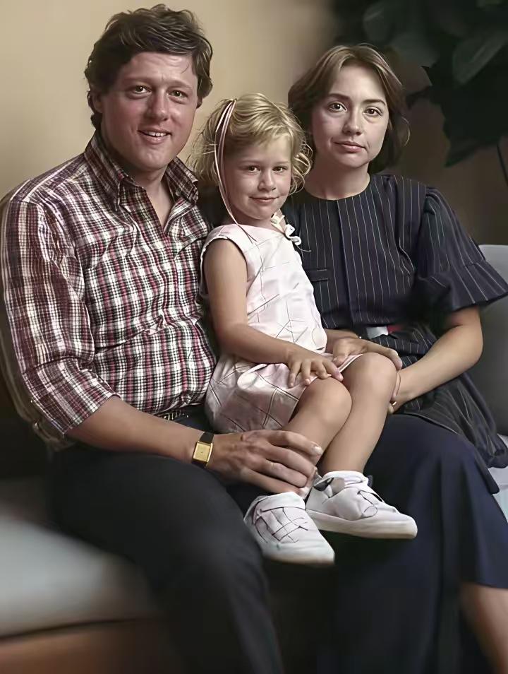 年轻时的克林顿、希拉里夫妇。克林顿自己都说了，小时候得腮腺炎导到睾丸肿大发炎，引