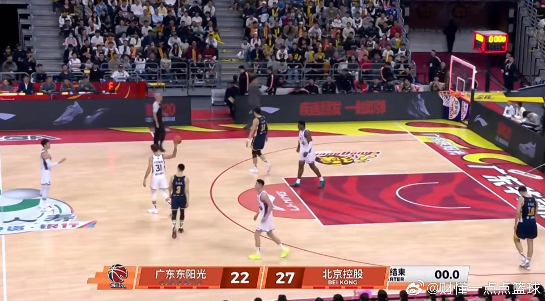 第一节广东男篮22比27暂时落后北控男篮5分！广东第一节手感还是冰冷的，奎因和萨